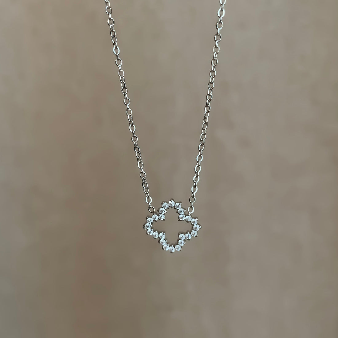 Collier doré étincelant porté sur le décolleté