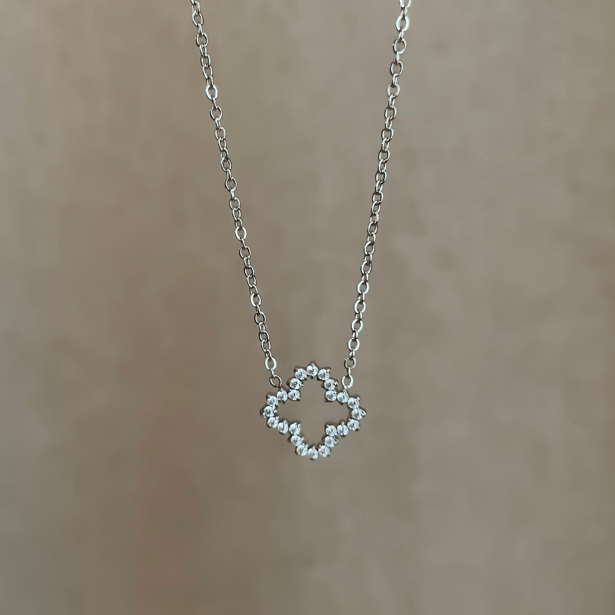 Collier doré étincelant porté sur le décolleté