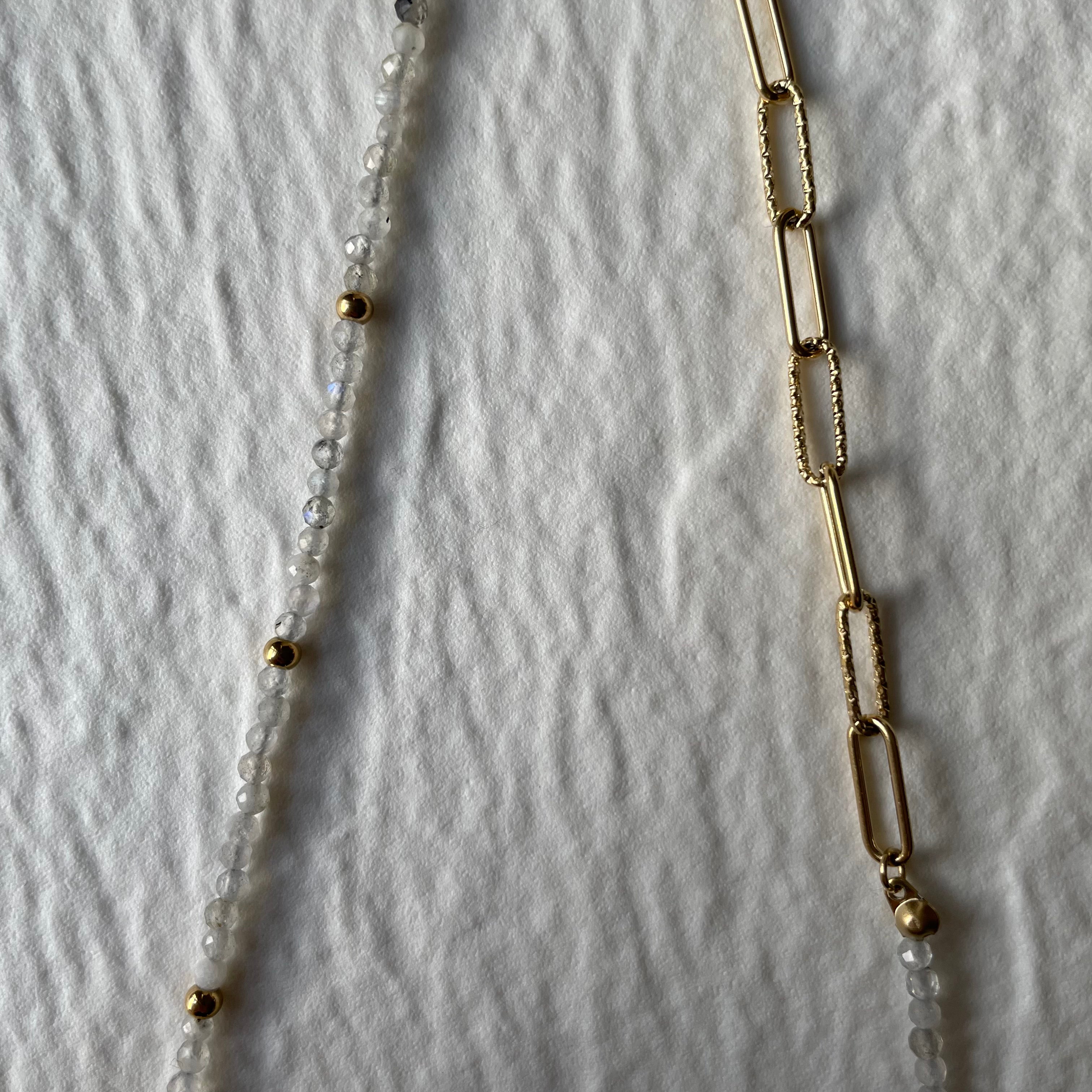 Collier perles semi-précieuses et mailles dorées en acier inoxydable | Vannina