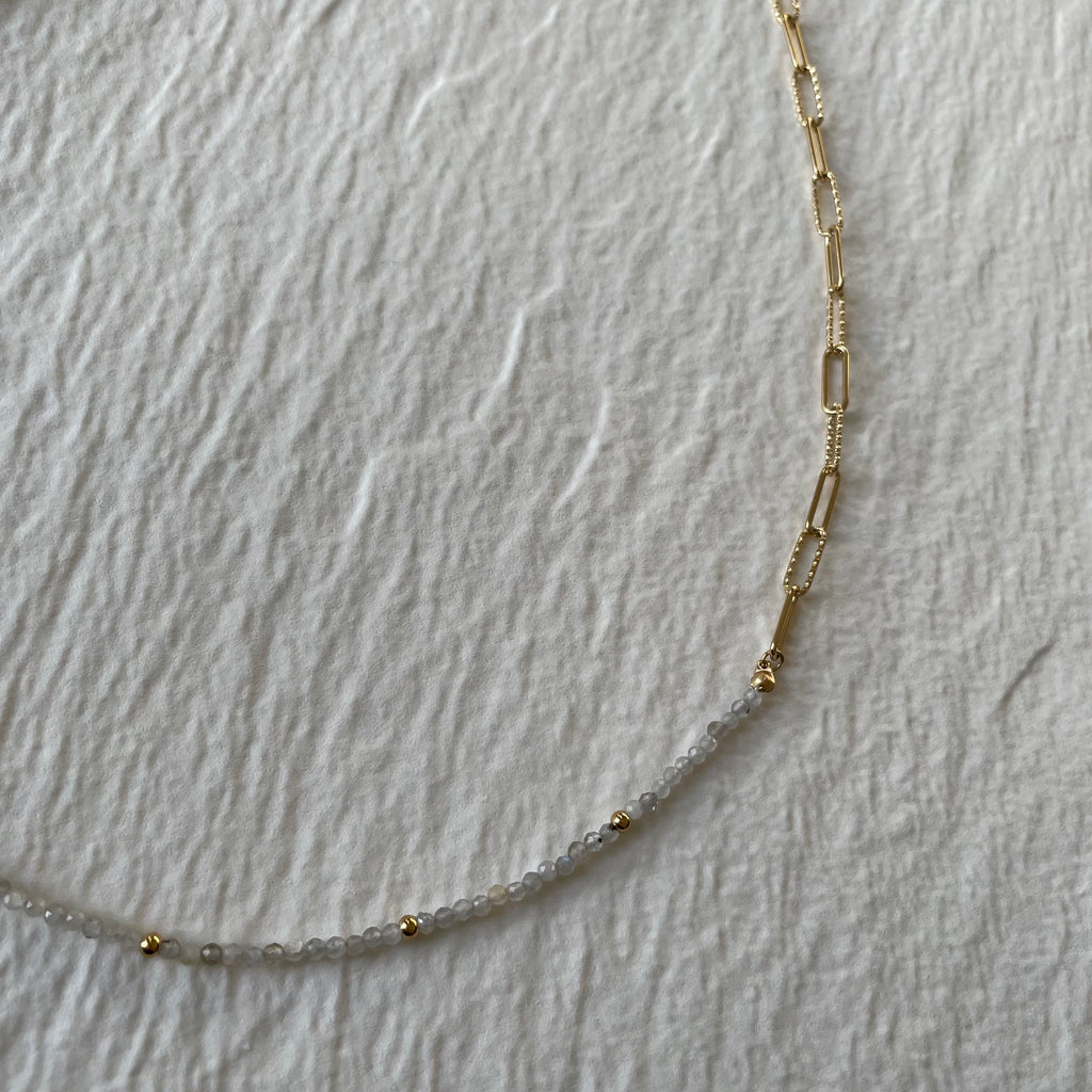 Collier perles semi-précieuses et mailles dorées en acier inoxydable | Vannina