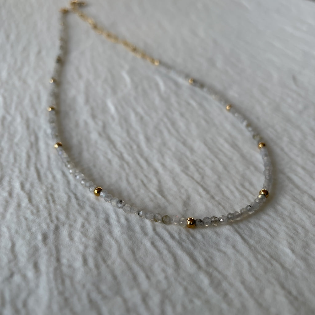 Collier perles semi-précieuses et mailles dorées en acier inoxydable | Vannina