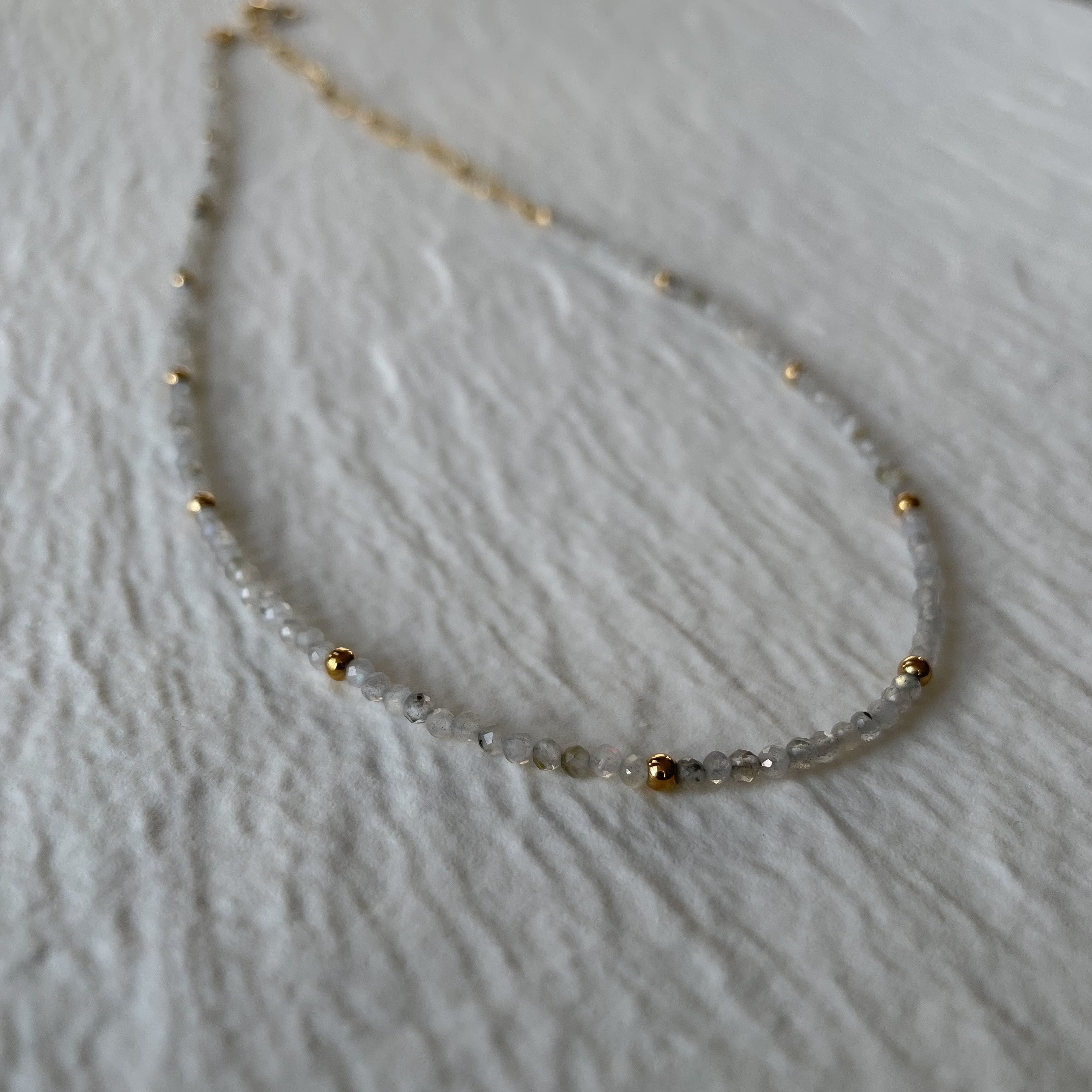 Collier perles semi-précieuses et mailles dorées en acier inoxydable | Vannina