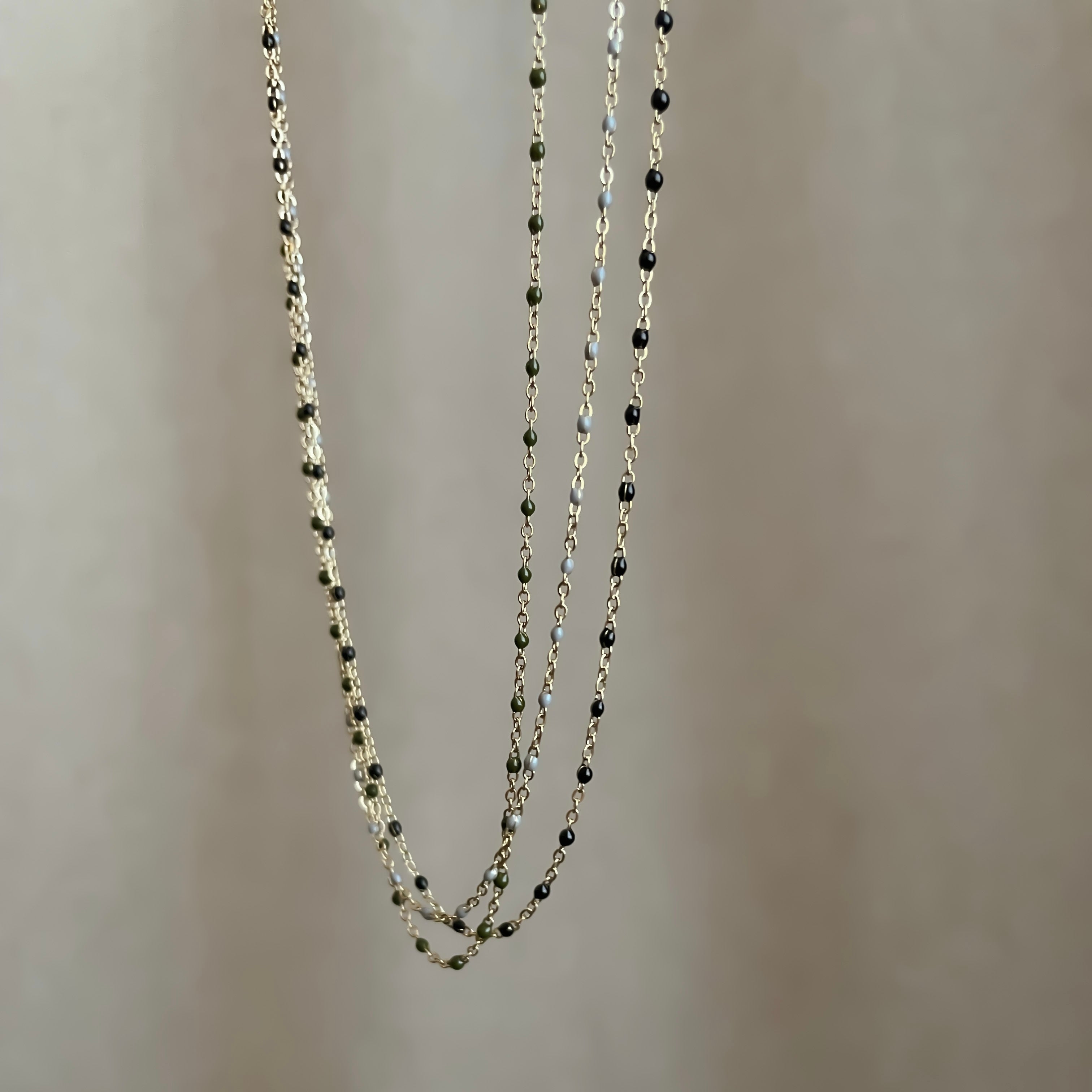 Collier Fin Doré en Acier Inoxydable avec Perles Colorées | Ginette