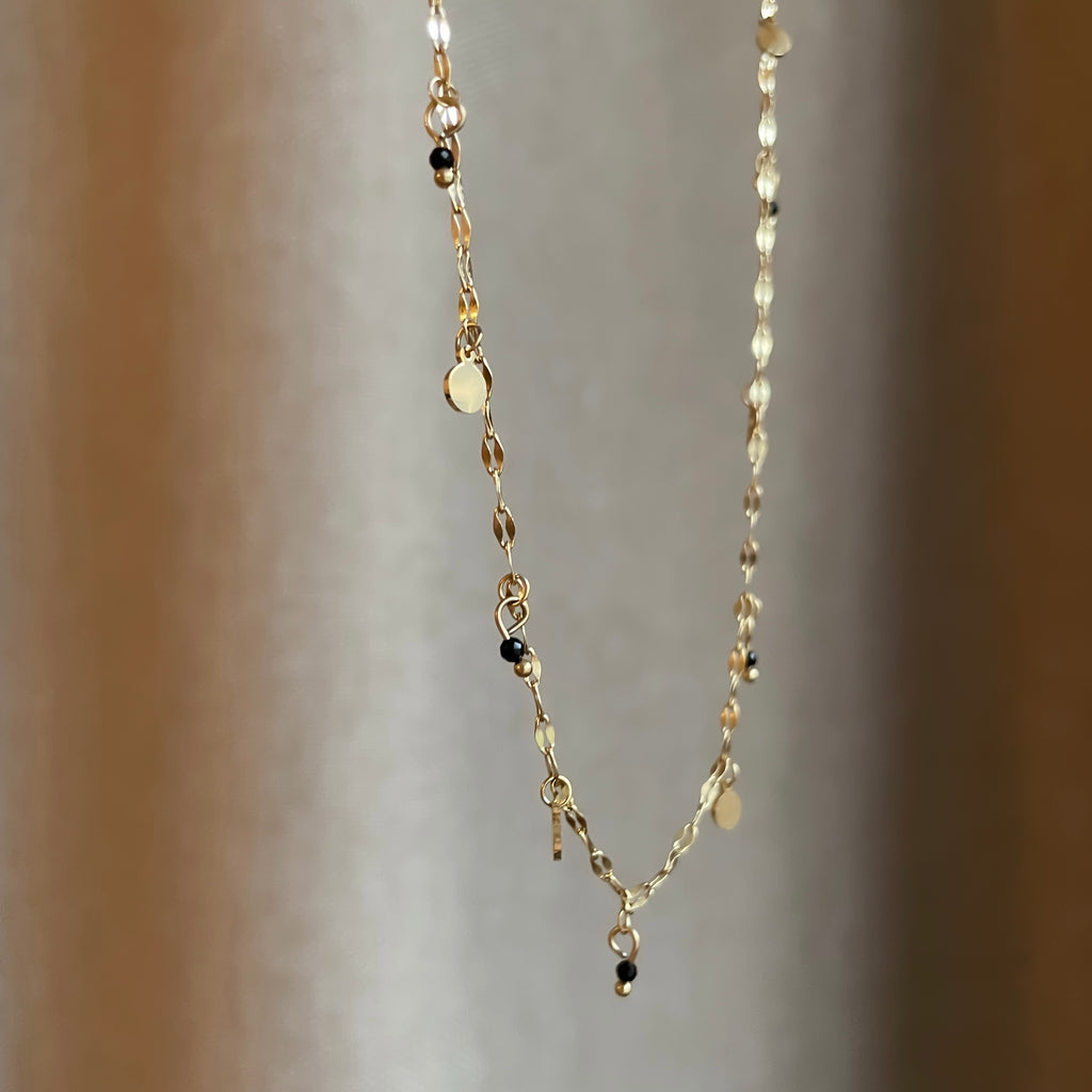 Collier Doré en Acier Inoxydable avec Perles Noires | Opaline