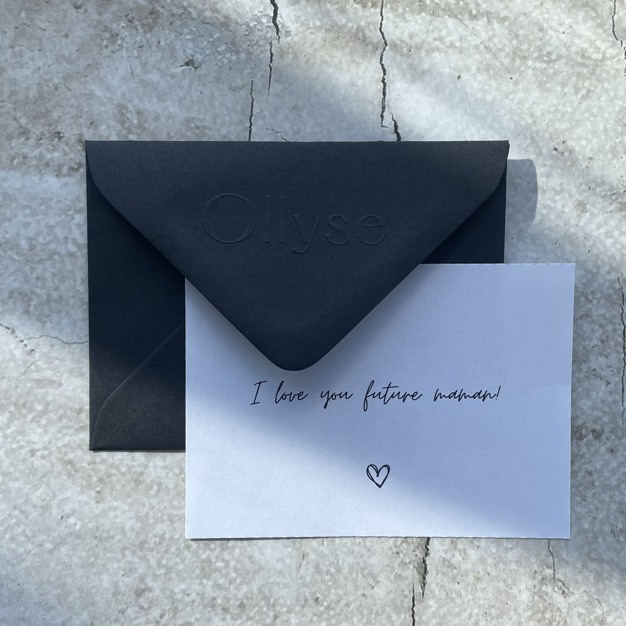Mot personnalisé Ollyse — carte blanche et enveloppe noire embossée